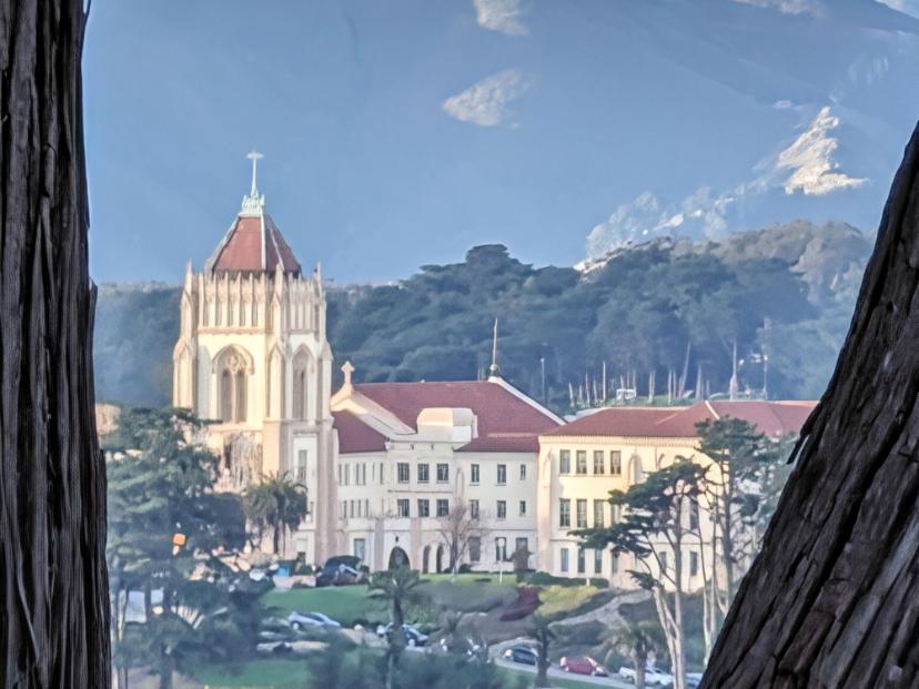 تصویر زوم شده از ساختمانی در دوردست پس از اعمال zoom enhance