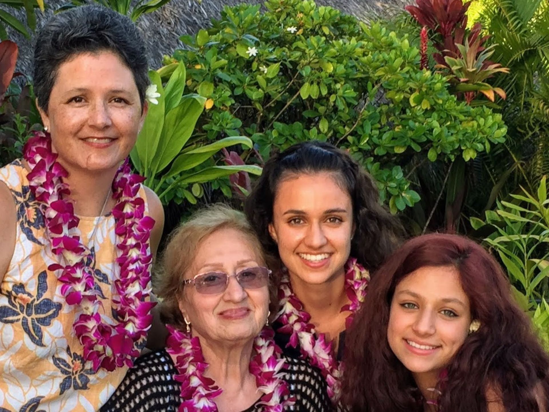 تصویر خانواده پس از زوم و بدون اعمال Zoom Enhance