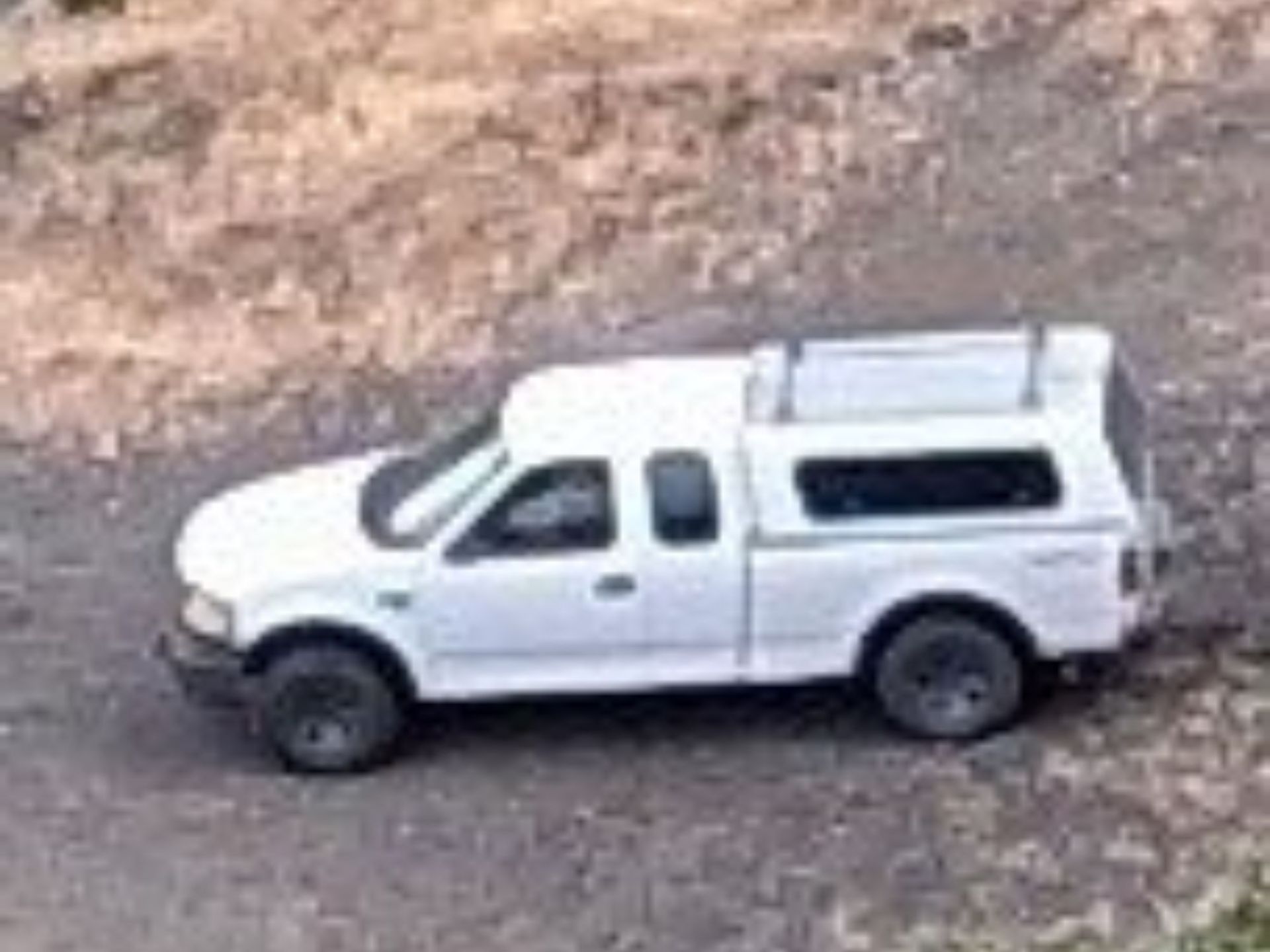 تصویری از ماشین سفید در جاده جنگلی در حالت زوم بدون Zoom Enhance