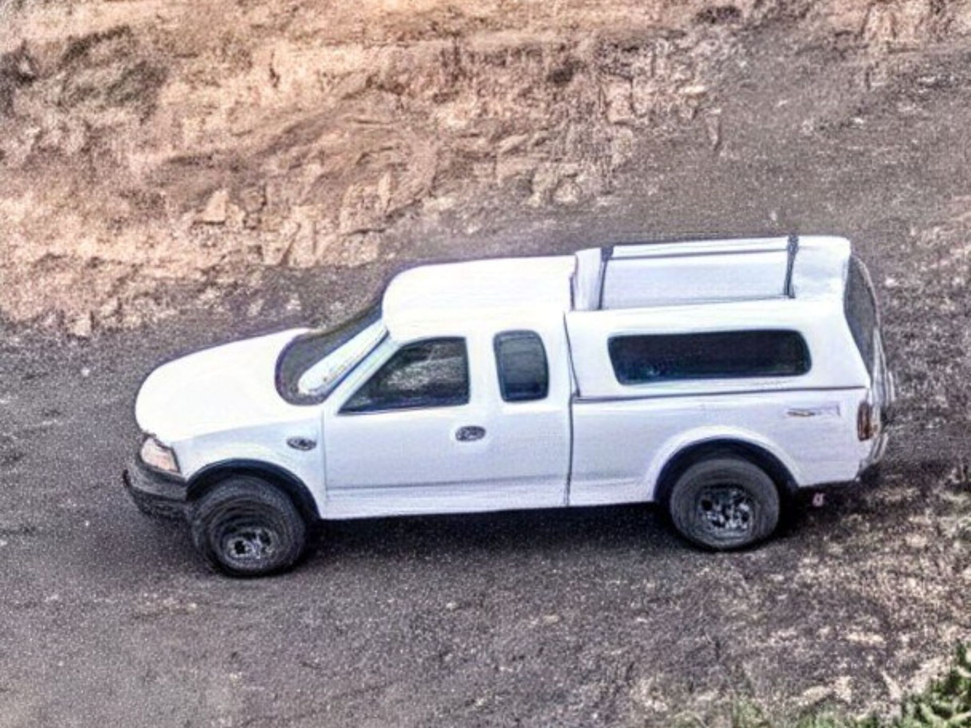 تصویری از ماشین سفید در جاده جنگلی در حالت زوم با Zoom Enhance