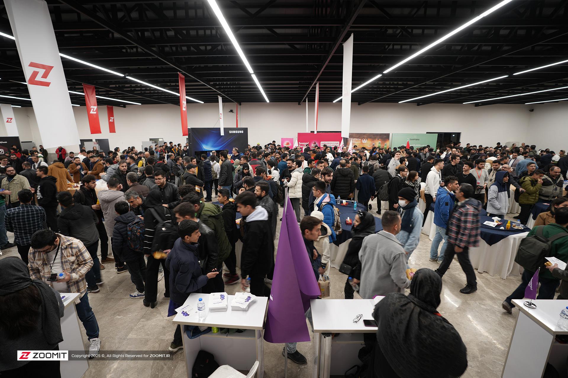 پذیرایی و گپ و گفت Zoomit Summit دورهمی زومیت