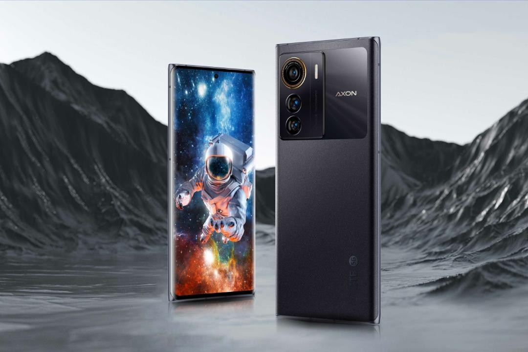 گوشی ZTE Axon 50 Ultra در میان کوهستان