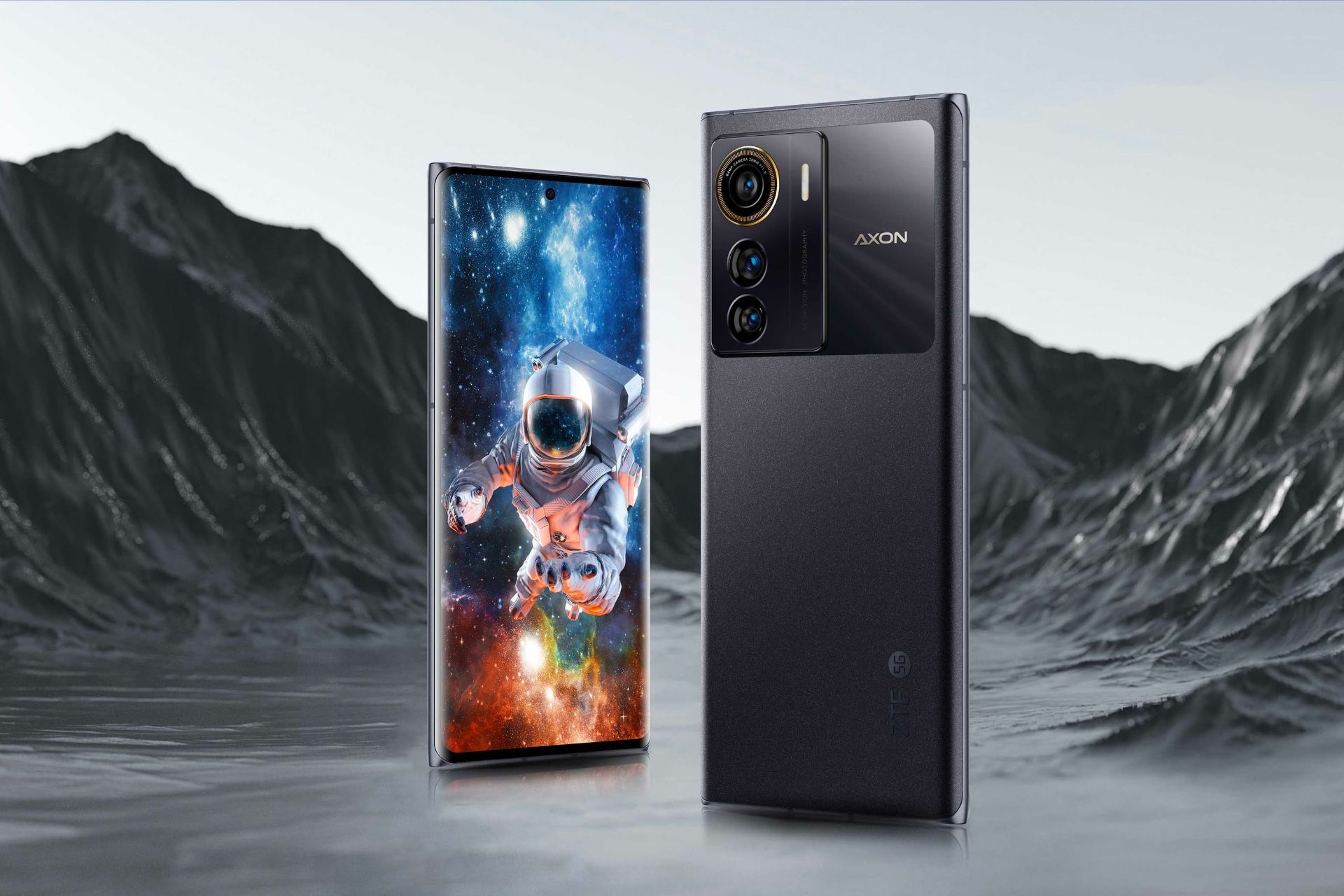 گوشی ZTE Axon 50 Ultra در میان کوهستان
