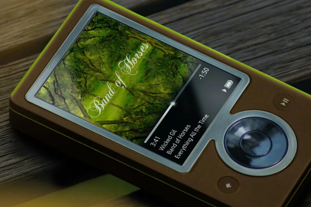 Zune موزیک پلیر مایکروسافت به رنگ بژ روی تخته