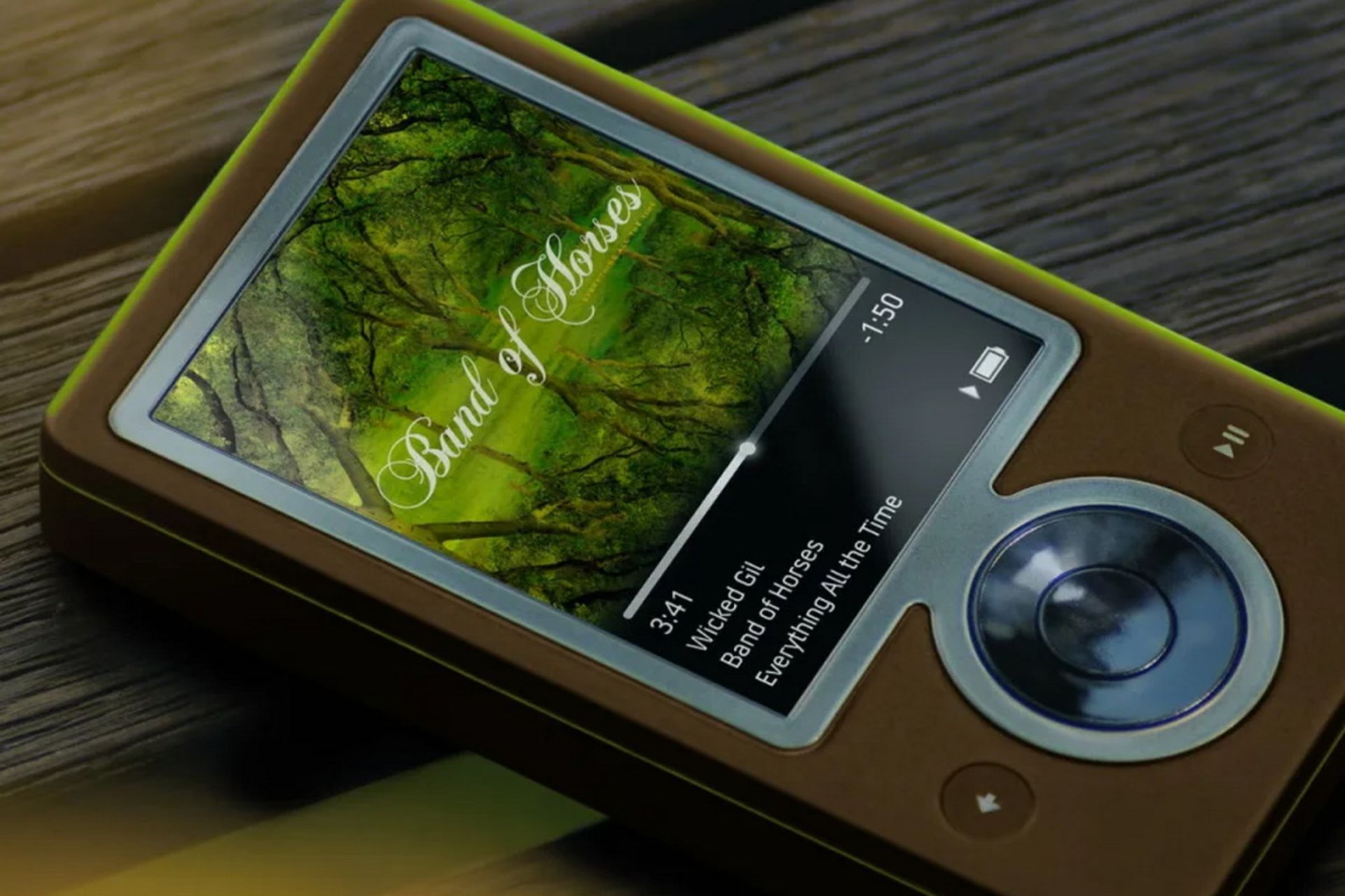 Zune موزیک پلیر مایکروسافت به رنگ بژ روی تخته
