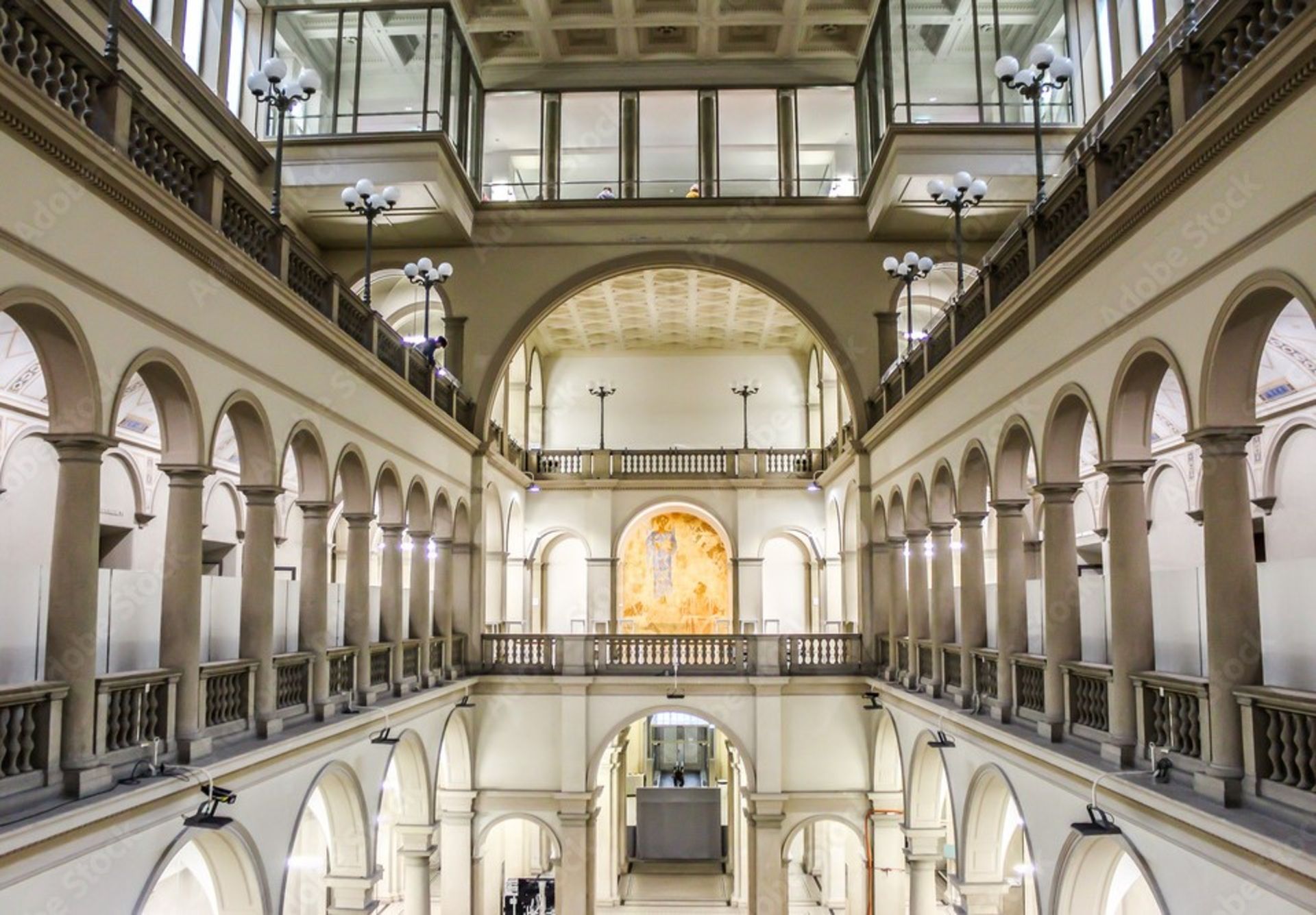 محوطه داخلی دانشگاه فناوری زوریخ