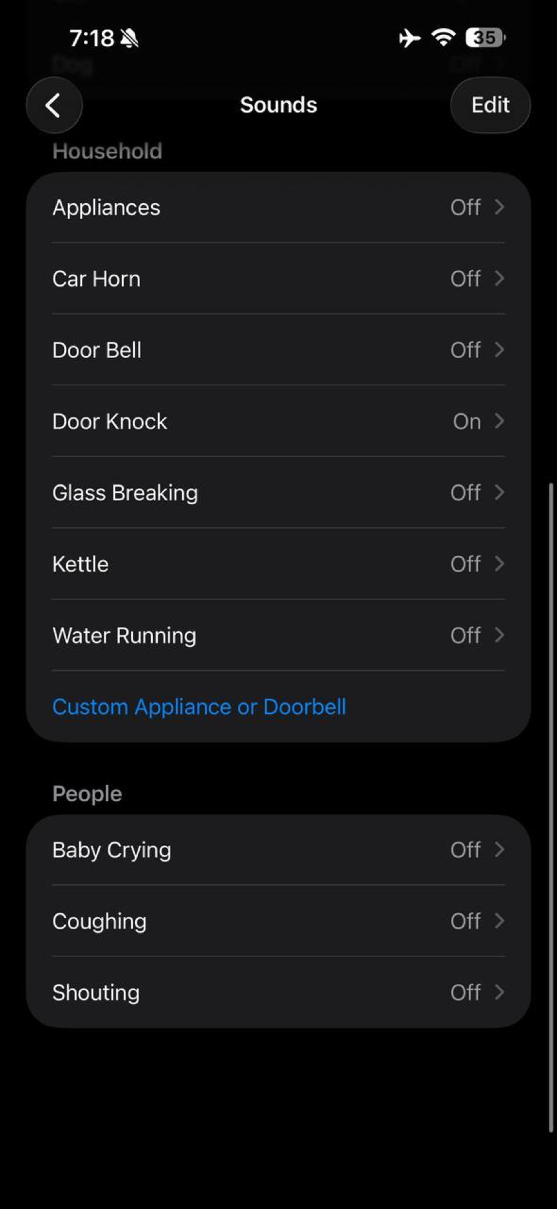 منوی Sounds در قسمت Sound Recognition در گوشی آیفون که امکان انتخاب صدا‌های مختلف مانند گریه بچه، بوق ماشین و ریخته شدن آب را به کاربر می‌دهد